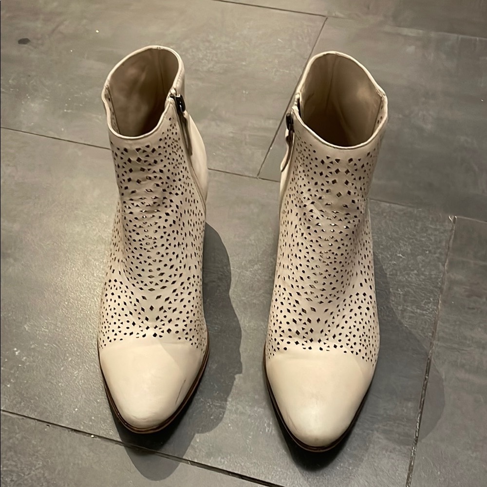 Caslon women’s white booties size 8